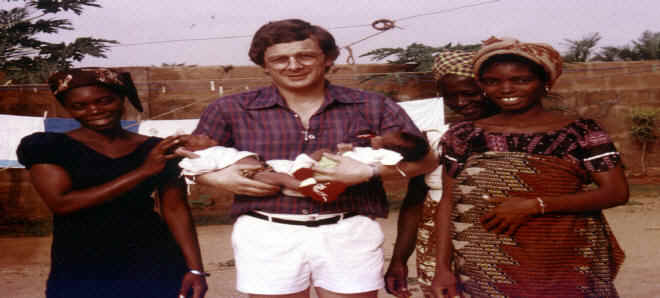 Arturo in Benin. Una delle prime immagini dei volontari in Africa.