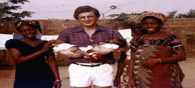 Arturo in Benin. Una delle prime immagini dei volontari in Africa.